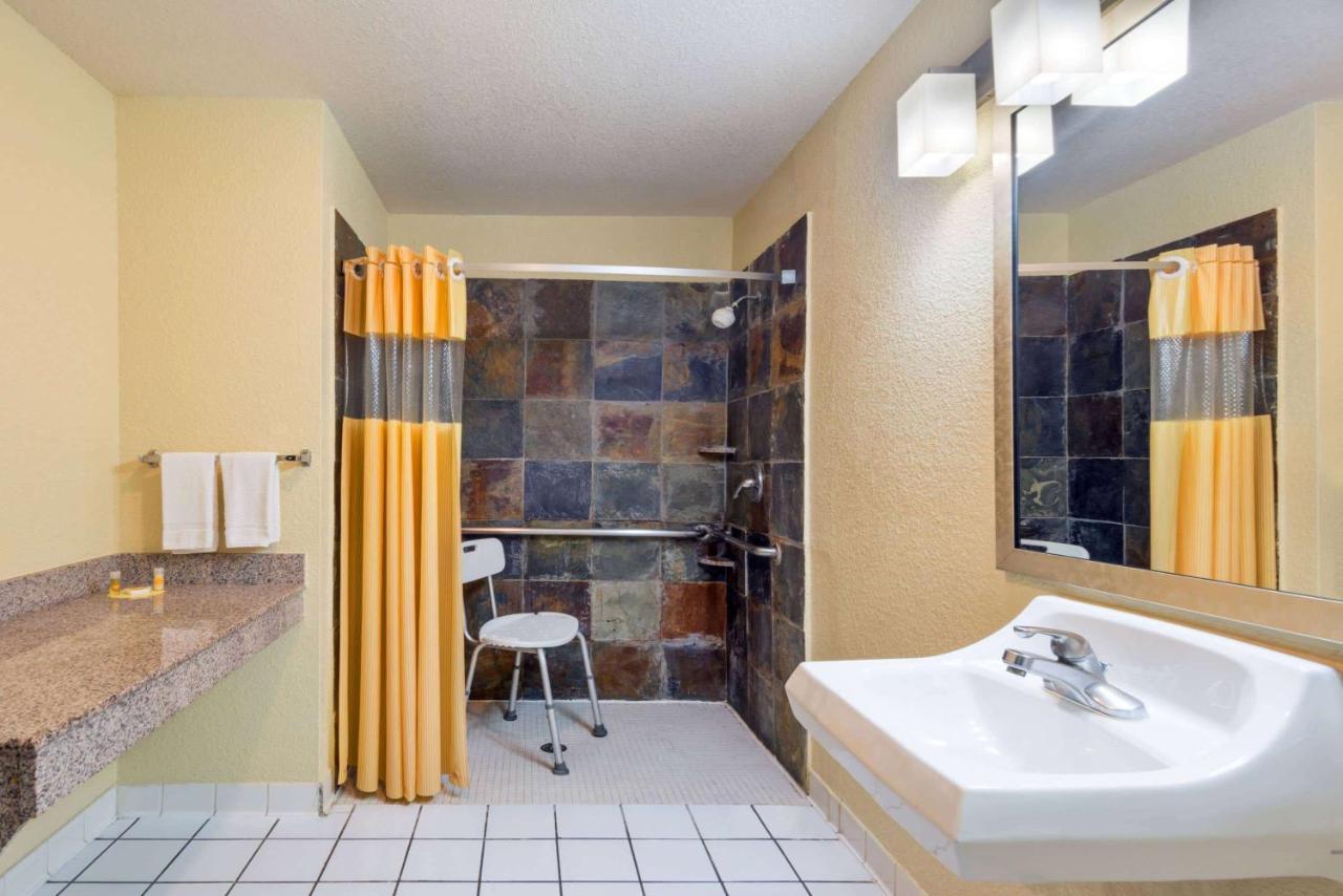 Days Inn By Wyndham Near Seaworld San Antonio Eksteriør bilde