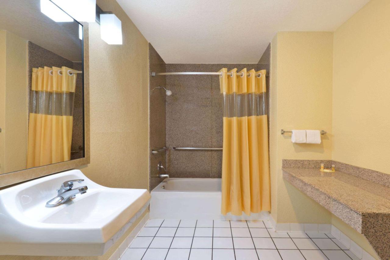 Days Inn By Wyndham Near Seaworld San Antonio Eksteriør bilde