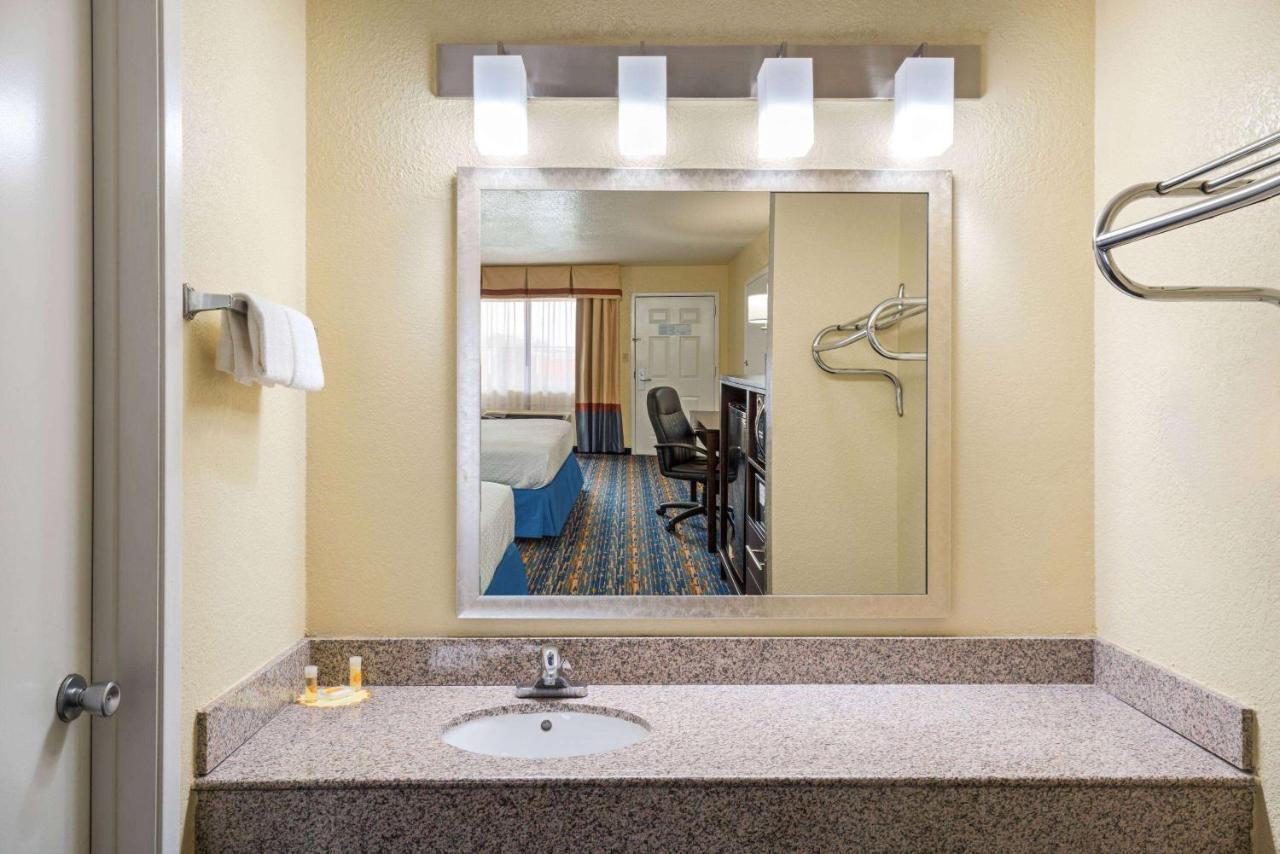 Days Inn By Wyndham Near Seaworld San Antonio Eksteriør bilde